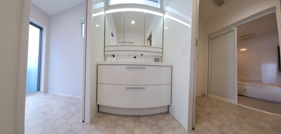 浴室―脱衣室―洗面―サンルームが一直線に並んだ暮らしやすい動線