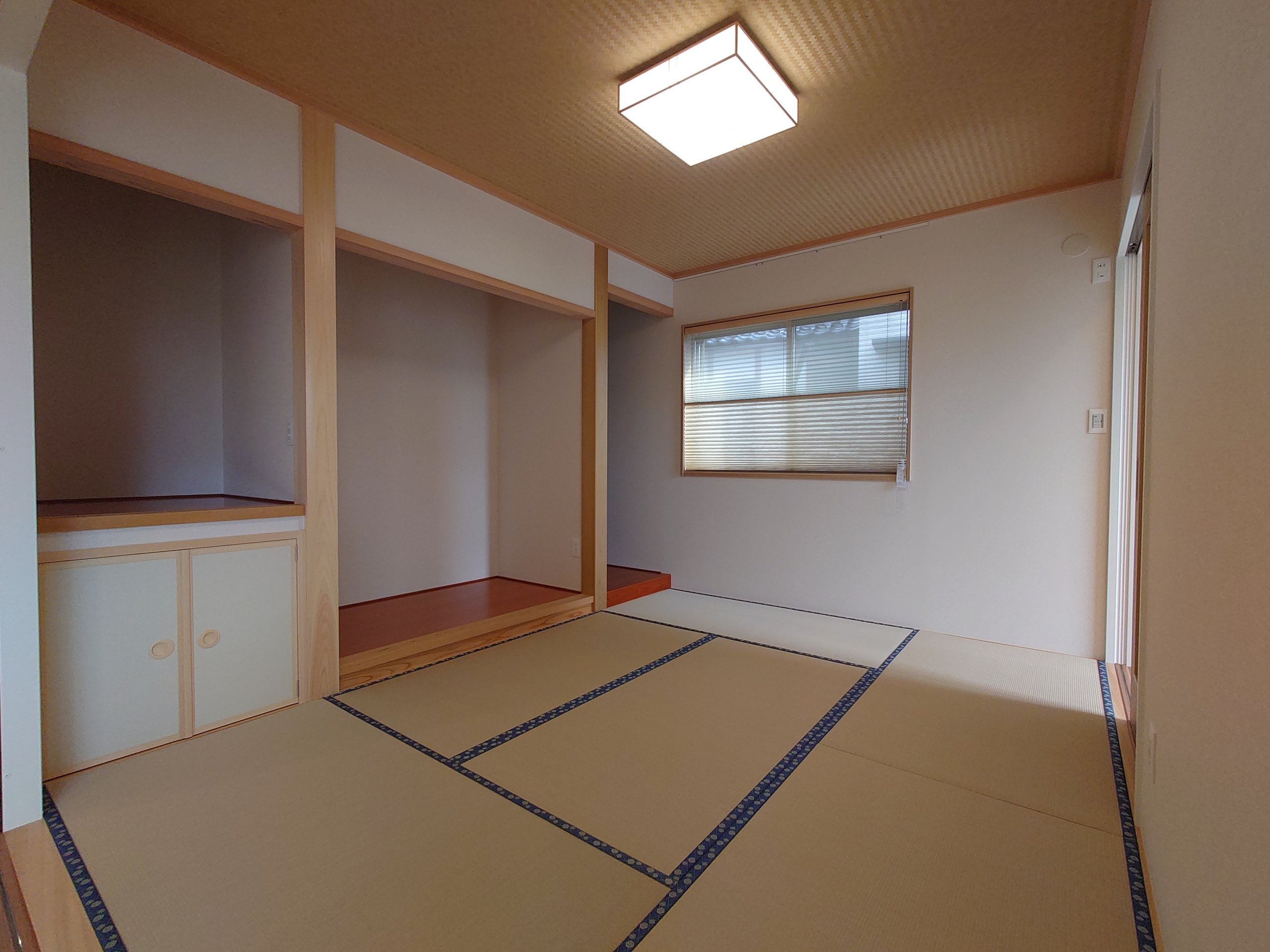 和室：仏間と床の間がある6帖の和室。床柱もありモダンな壁紙で落ち着いた空間に。