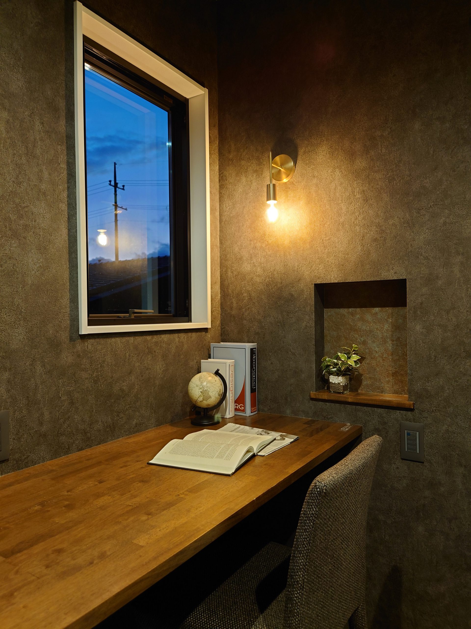 書斎カウンター：お気に入りの照明で落ち着いたスペースに。