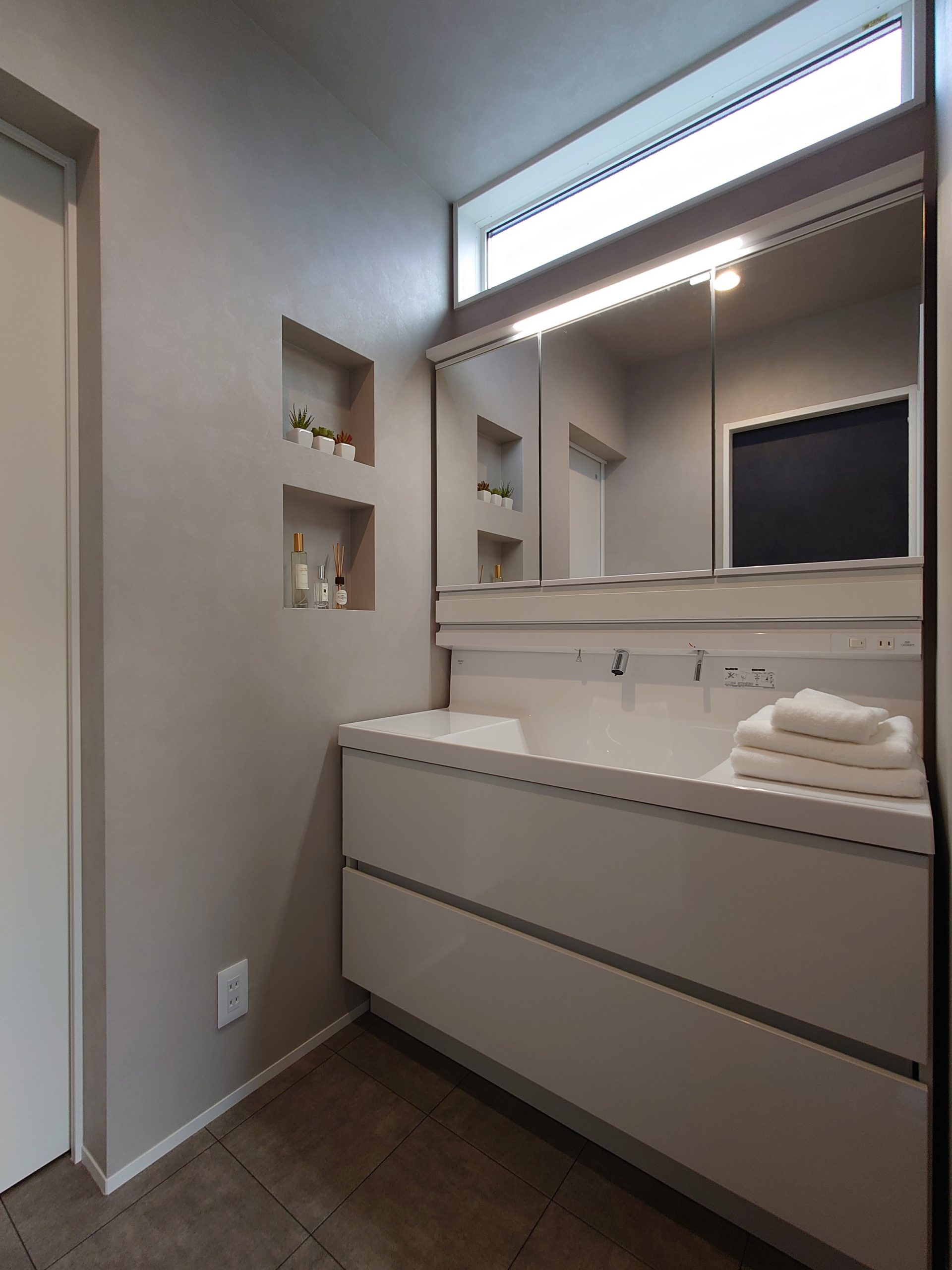 2F洗面室：側面のニッチで収納とおしゃれを両立。