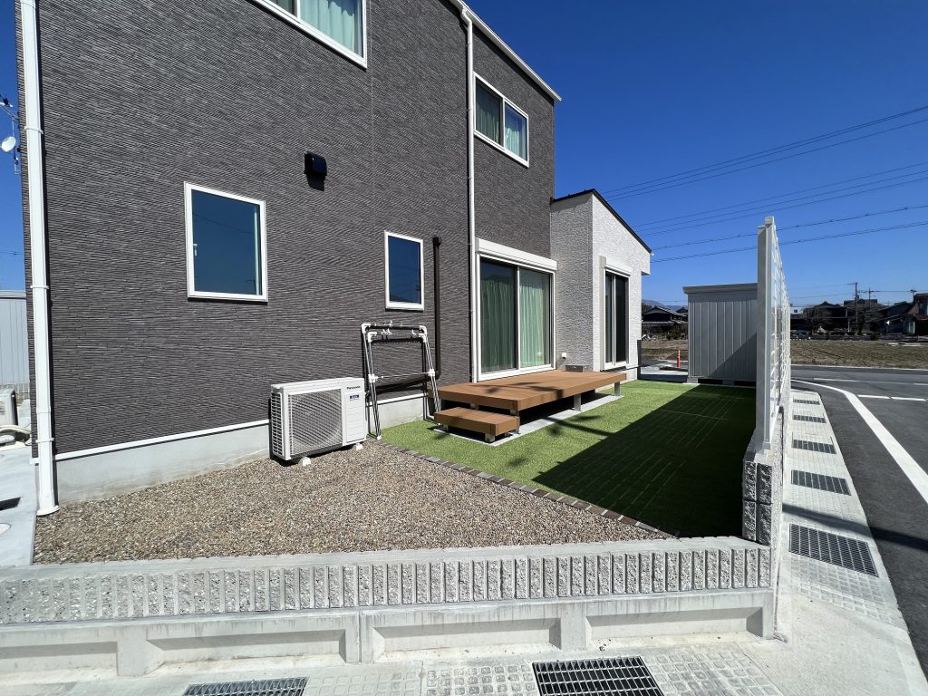 外構工事 エクステリア ナチュラル アプローチ 割石 タイル 宅配ボックス ウッドデッキ 芝 人工芝 土間 おしゃれ カーポート