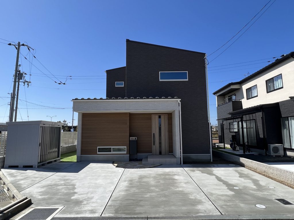 外構工事 エクステリア ナチュラル アプローチ 割石 タイル 宅配ボックス ウッドデッキ 芝 人工芝 土間 おしゃれ カーポート