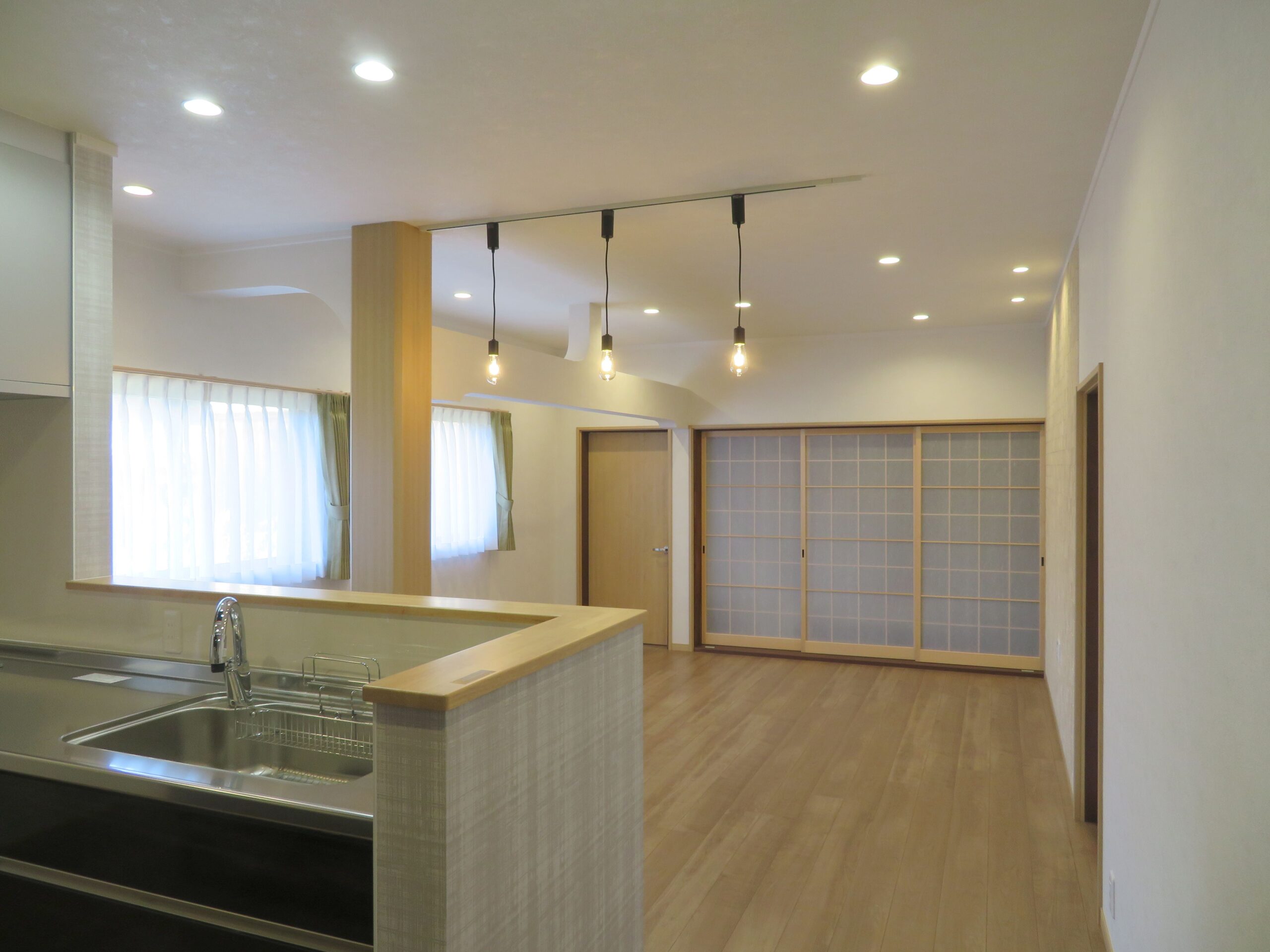 DKと居間を一部屋にし、広々空間に