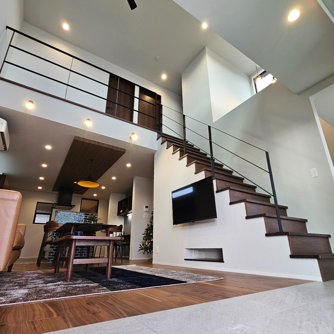 タイル貼りの廊下と吹抜け天井で<br />
空間に広がりを感じるLDK