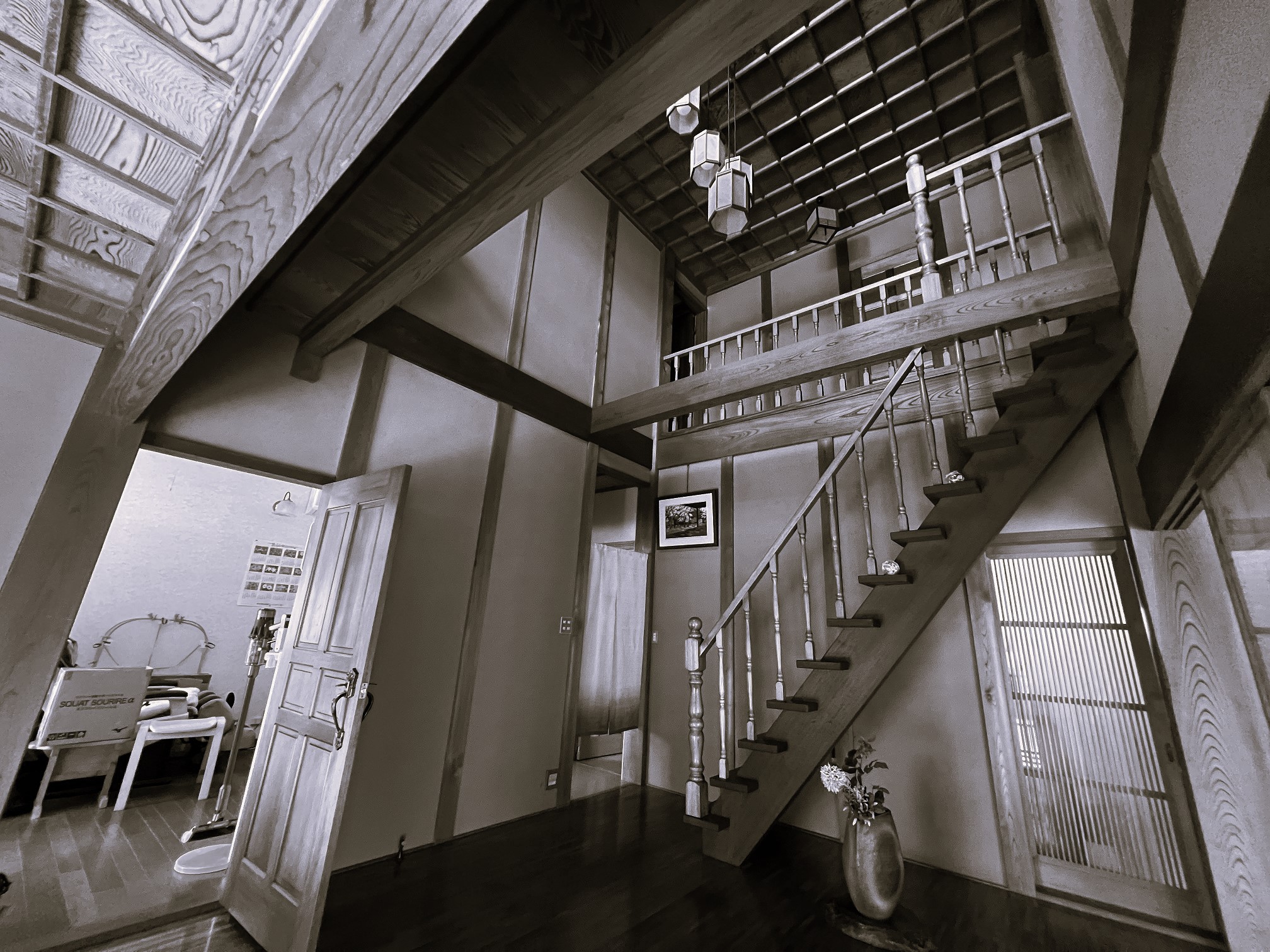 和風住宅の玄関リフォーム前。高い吹き抜けと立派な梁、格天井（ごうてんじょう）がある開放的な玄関ホールの様子