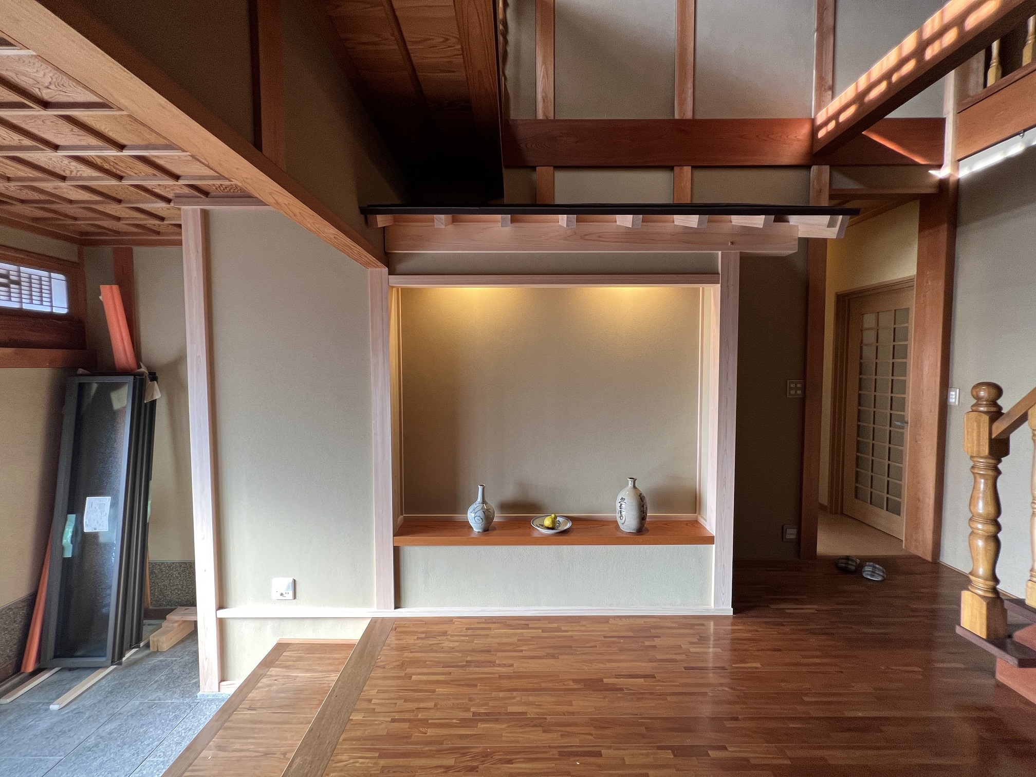 玄関リフォーム施工後。吹き抜け空間に調和する旅館のような飾り床を造作。和モダンな空間を演出するおもてなしの玄関。