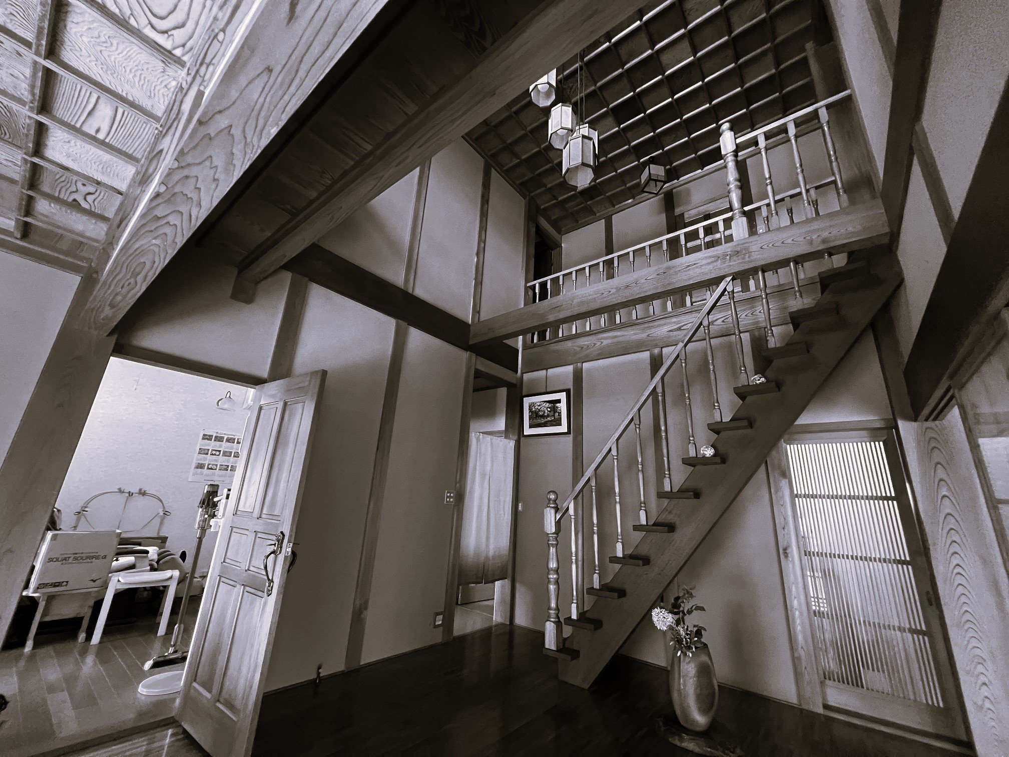 和風住宅の玄関リフォーム前。高い吹き抜けと立派な梁、格天井（ごうてんじょう）がある開放的な玄関ホールの様子