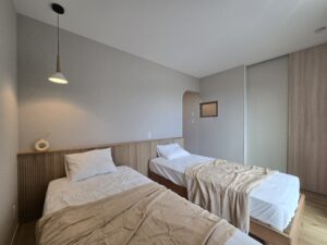 住宅　新築　戸建　注文住宅　自由設計　滋賀　長浜　米原　彦根　長住建設株式会社　ながじゅう　フィアスホーム彦根店　フィアスホーム　高気密　高断熱　パッシブデザイン　パッシブハウス　パッシブ設計　モデルハウス　コンセプトハウス　平屋のような暮らし　寝室　ペンダントライト　ジャパンディスタイル　ジャパンディインテリア　造作ベッドボード　プレイリーホームズ　デザインパネル　Vire　ヴィレ　サンド色