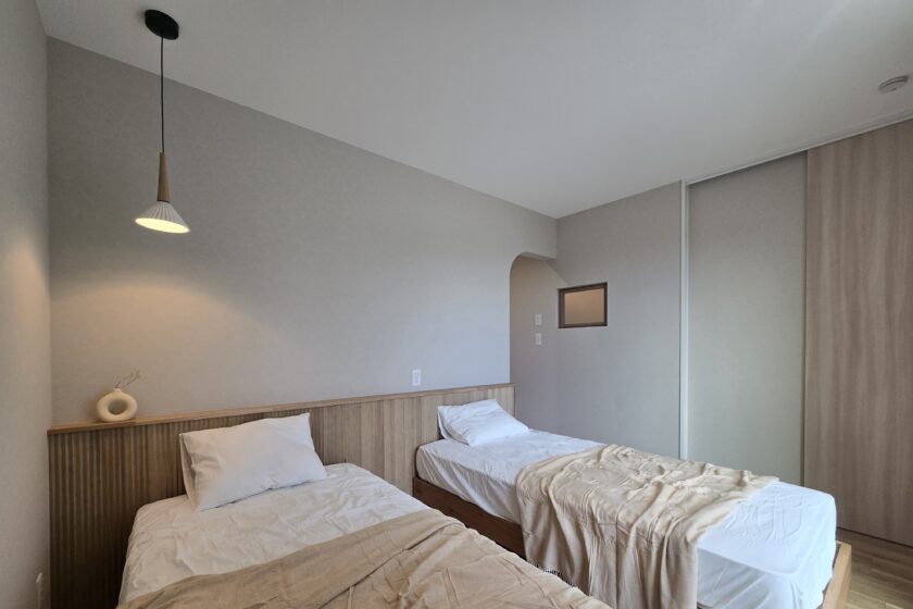 住宅　新築　戸建　注文住宅　自由設計　滋賀　長浜　米原　彦根　長住建設株式会社　ながじゅう　フィアスホーム彦根店　フィアスホーム　高気密　高断熱　パッシブデザイン　パッシブハウス　パッシブ設計　モデルハウス　コンセプトハウス　平屋のような暮らし　寝室　ペンダントライト　ジャパンディスタイル　ジャパンディインテリア　造作ベッドボード　プレイリーホームズ　デザインパネル　Vire　ヴィレ　サンド色